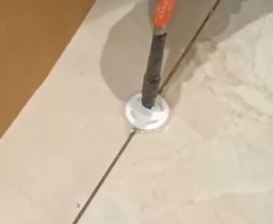 兰西瓷砖空鼓维修公司专业解答瓷砖在铺贴过程中，如果没有涂抹均匀到位的粘结材料（如水泥砂浆或瓷砖胶），可能会导致以下问题