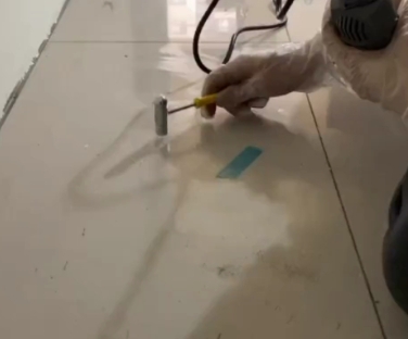 兰西瓷砖开裂维修公司专业分享瓷砖在铺贴前如果没有沥干水分，将会导致以下问题